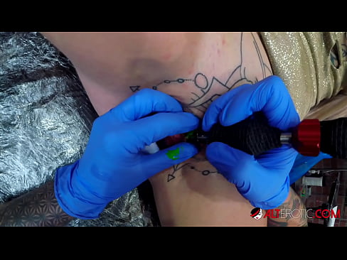 ❤️ Ekstremt tatovert hottie Sully Savage tok en tatovering på klitoris ❤️ Kvalitetsporno ved no.xlxxporno.ru ❤